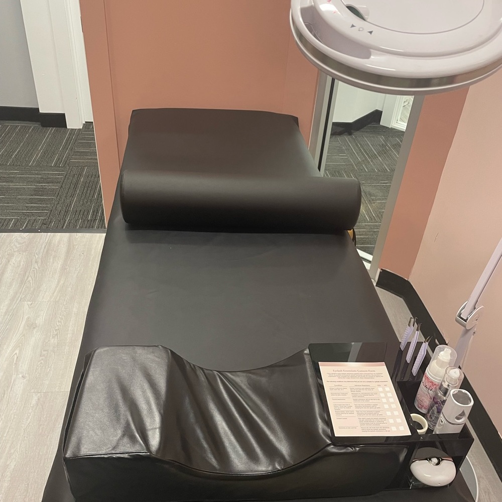 Lashing table with head rest caddy, pillows, armrests headrest included
